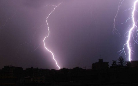 Maltempo e coperture danneggiate, cosa succede davvero dopo una tempesta su tetti e abitazioni