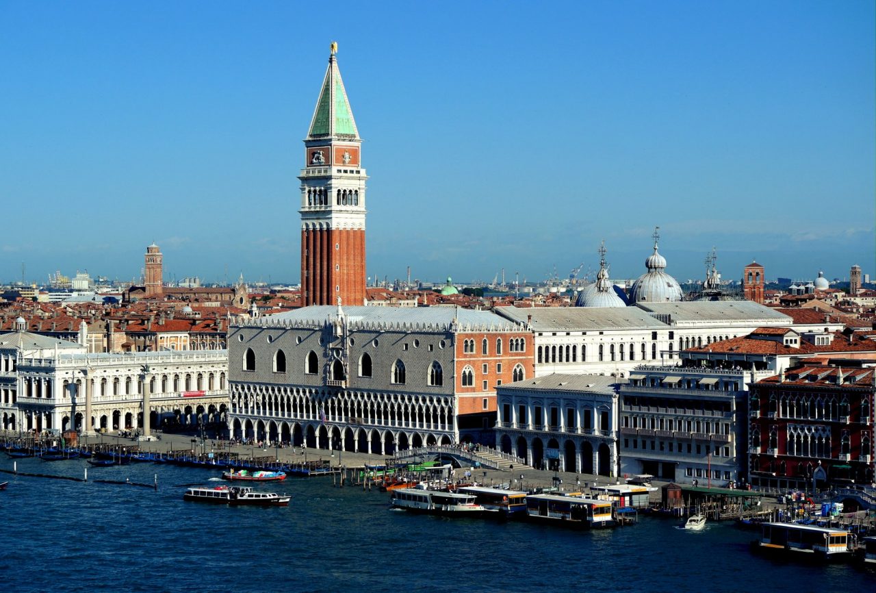 Rubarono una gondola: la bravata gli costa cara