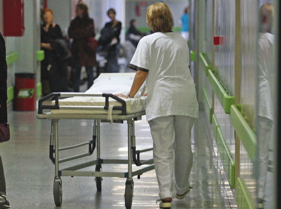 Rifiuta le cure e ferisce un infermiere con le forbici: 50enne sempre più nei guai