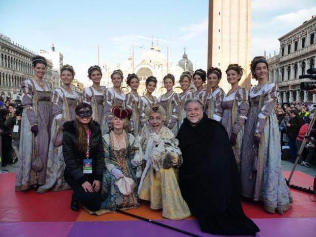 Carnevale: tradizionale bagno di folla a San Marco per le Marie
