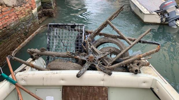 Gondolieri all’opera per ripulire Rio del Vin a Venezia