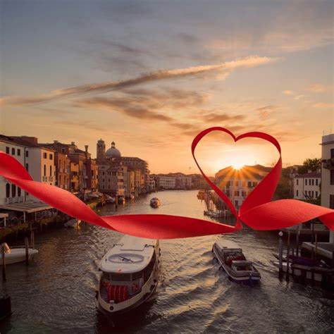 Venezia: a San Valentino “Scuola del Bacio” in piazza San Marco