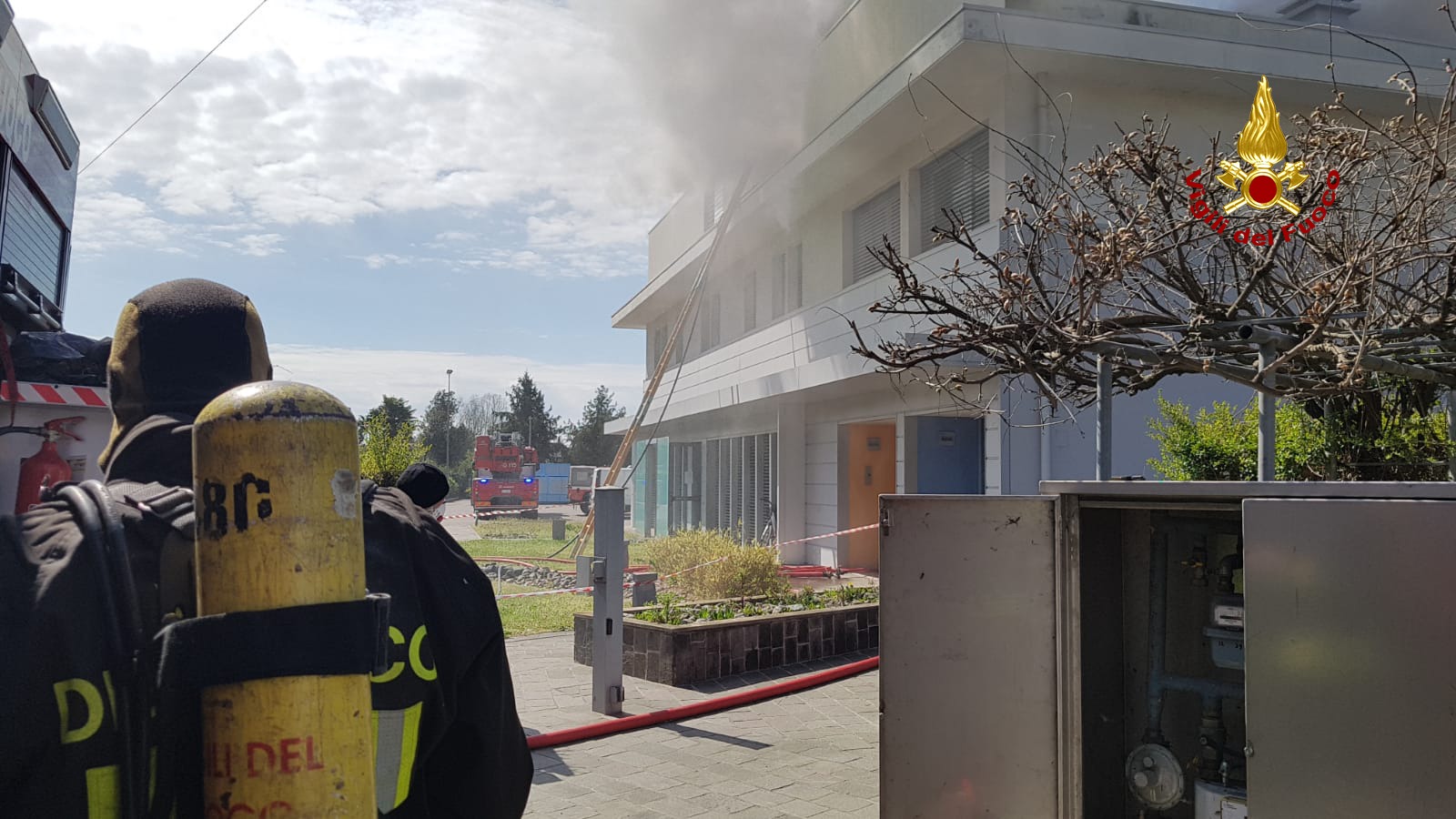 Appartamento in fiamme in un complesso artigianale residenziale manifatturiero gravissimi i danni VIDEO