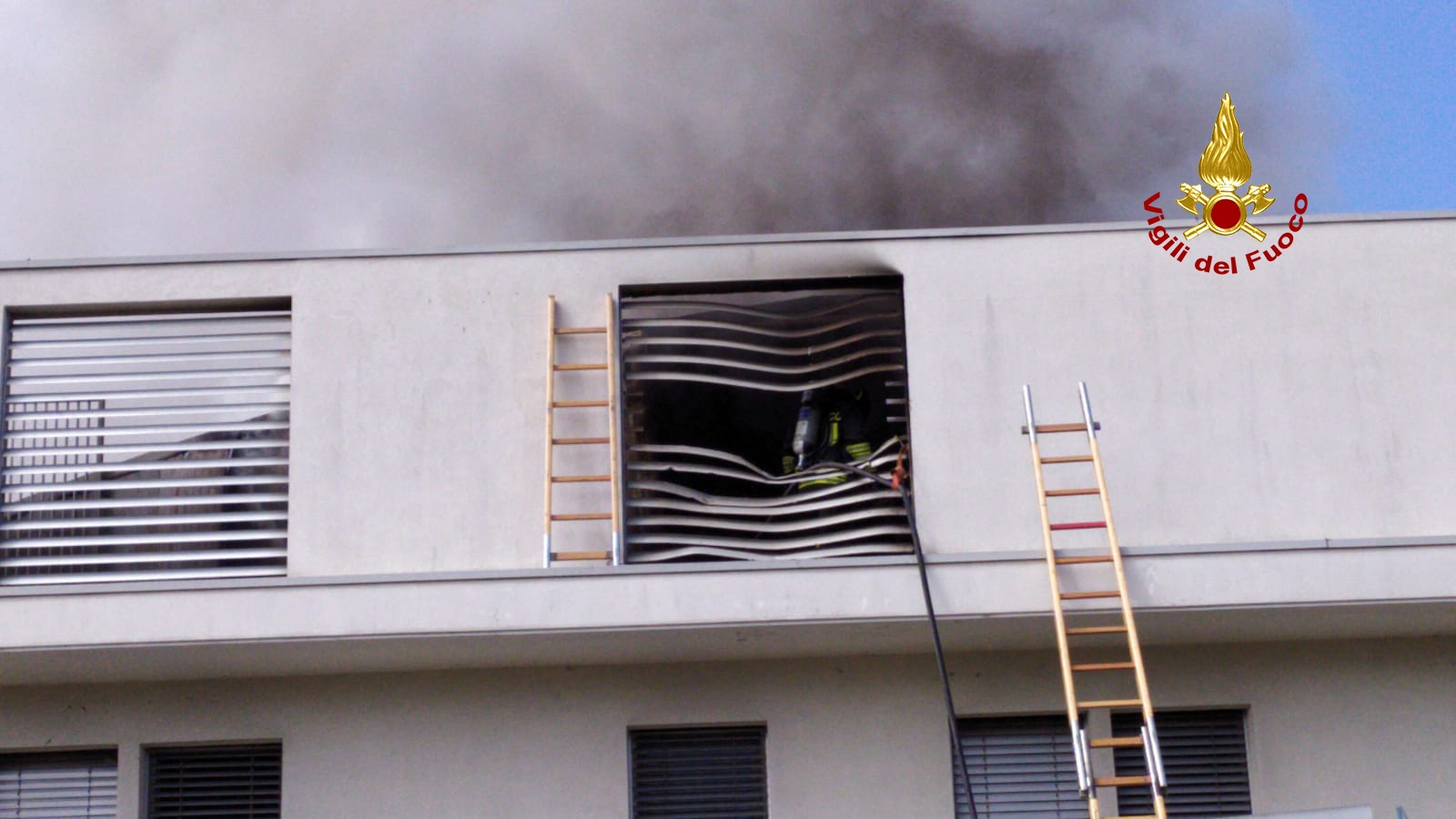 Appartamento in fiamme in un complesso artigianale residenziale manifatturiero gravissimi i danni VIDEO 2