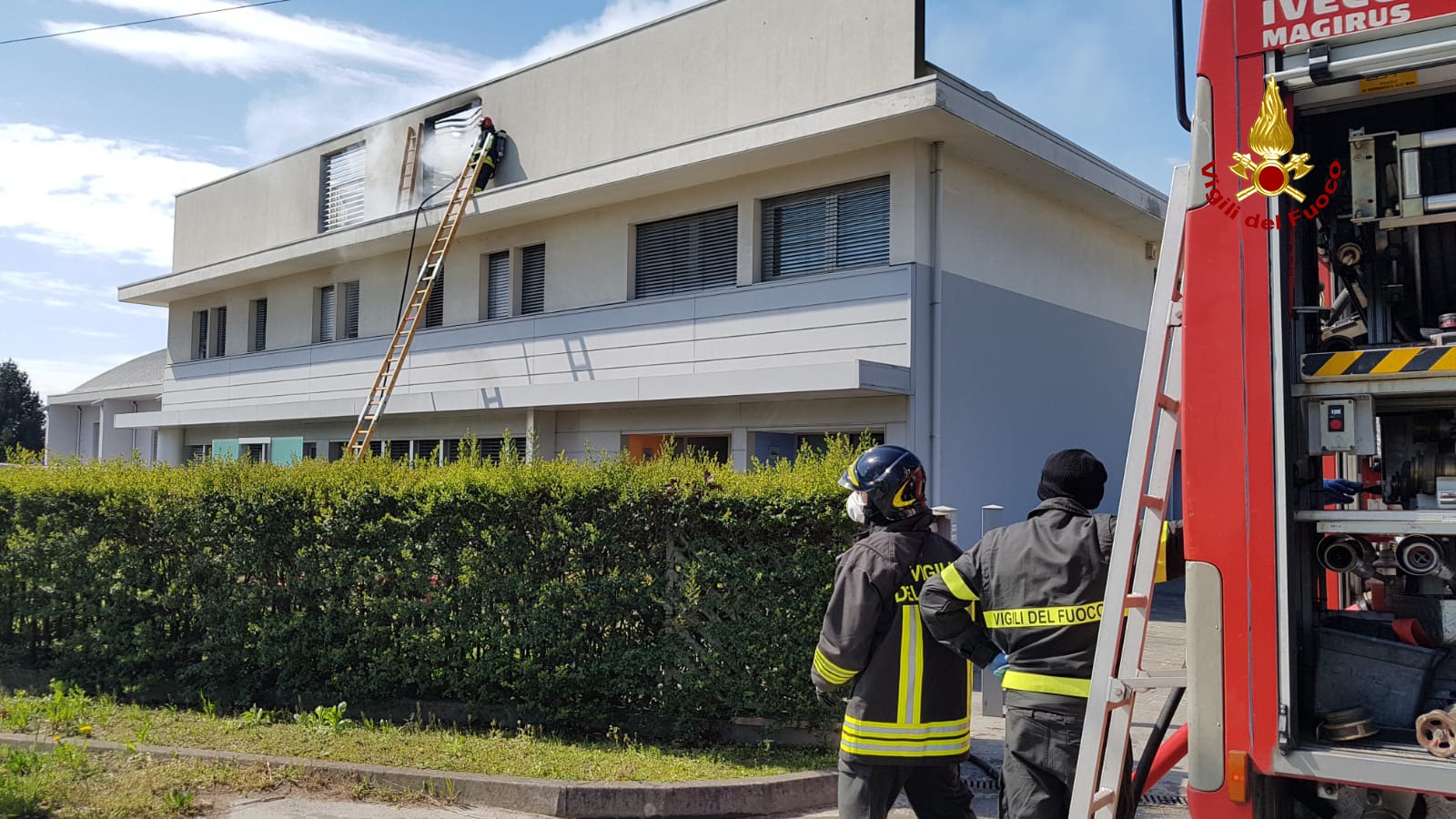 Appartamento in fiamme in un complesso artigianale residenziale manifatturiero gravissimi i danni VIDEO 3