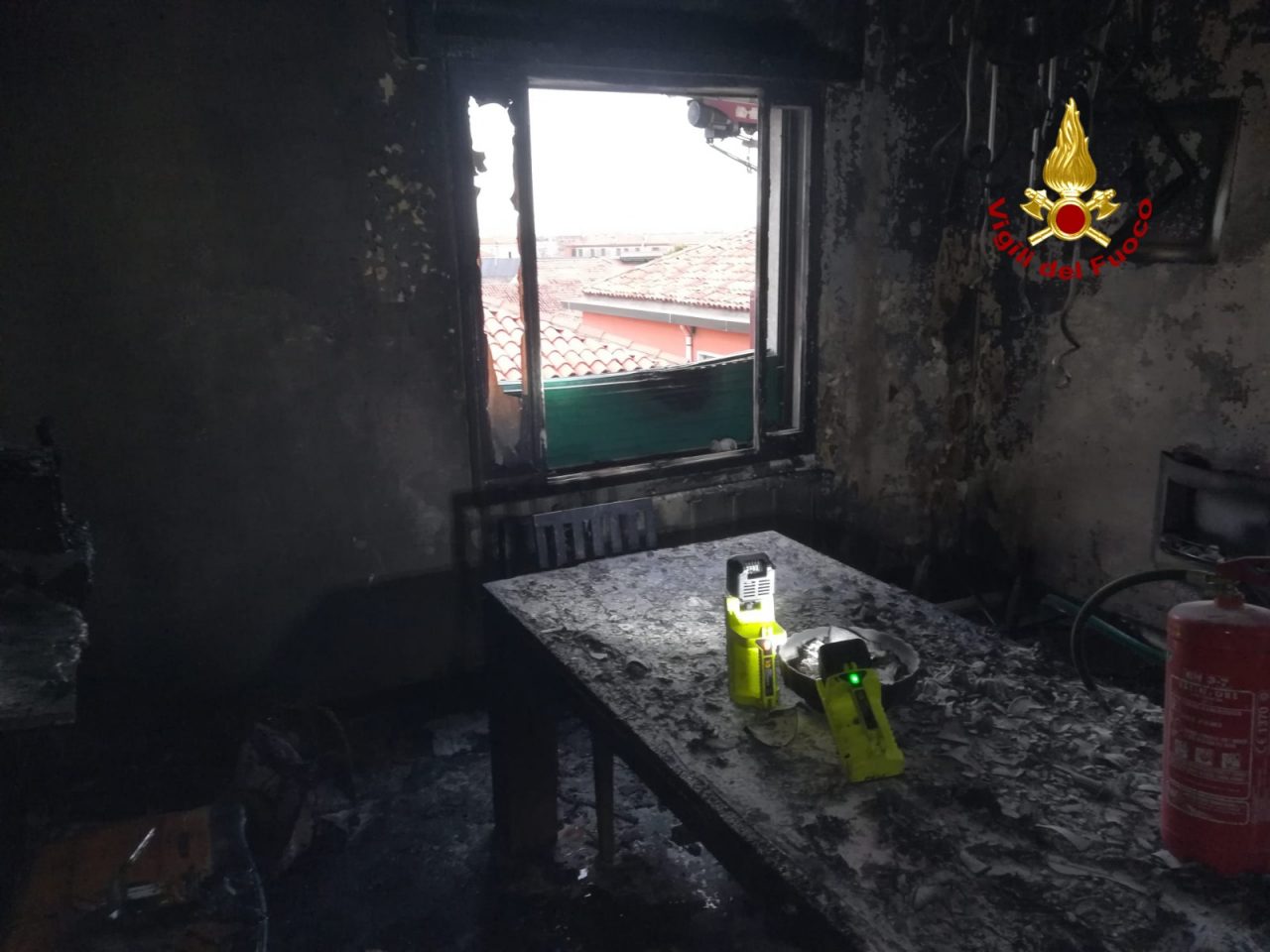 Incendio a Murano, coppia si mette in salvo sul balcone