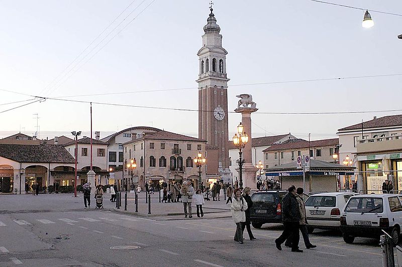 Rubano vino e capi di abbigliamento: due denunciati a Mirano