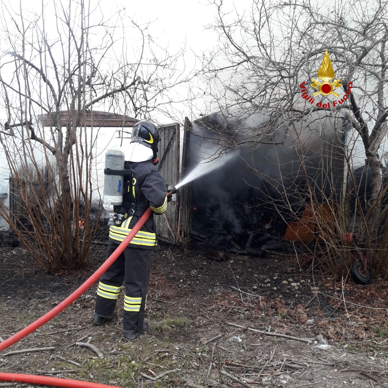 Incendio legnaia a San Michele al Tagliamento, bonifica finita in tarda serata