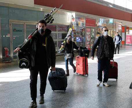 Vagone troppo pieno a Mestre: viaggiatori fatti scendere dal treno