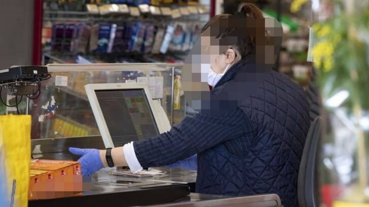 Tossisce contro una cassiera del supermercato ma era positiva: ora è in isolamento
