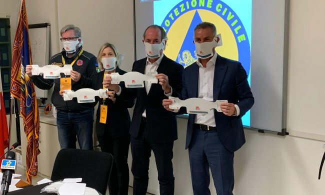 Presentate le mascherine Made in Veneto, Zaia: “Se ne serviranno altre, le acquisteremo”