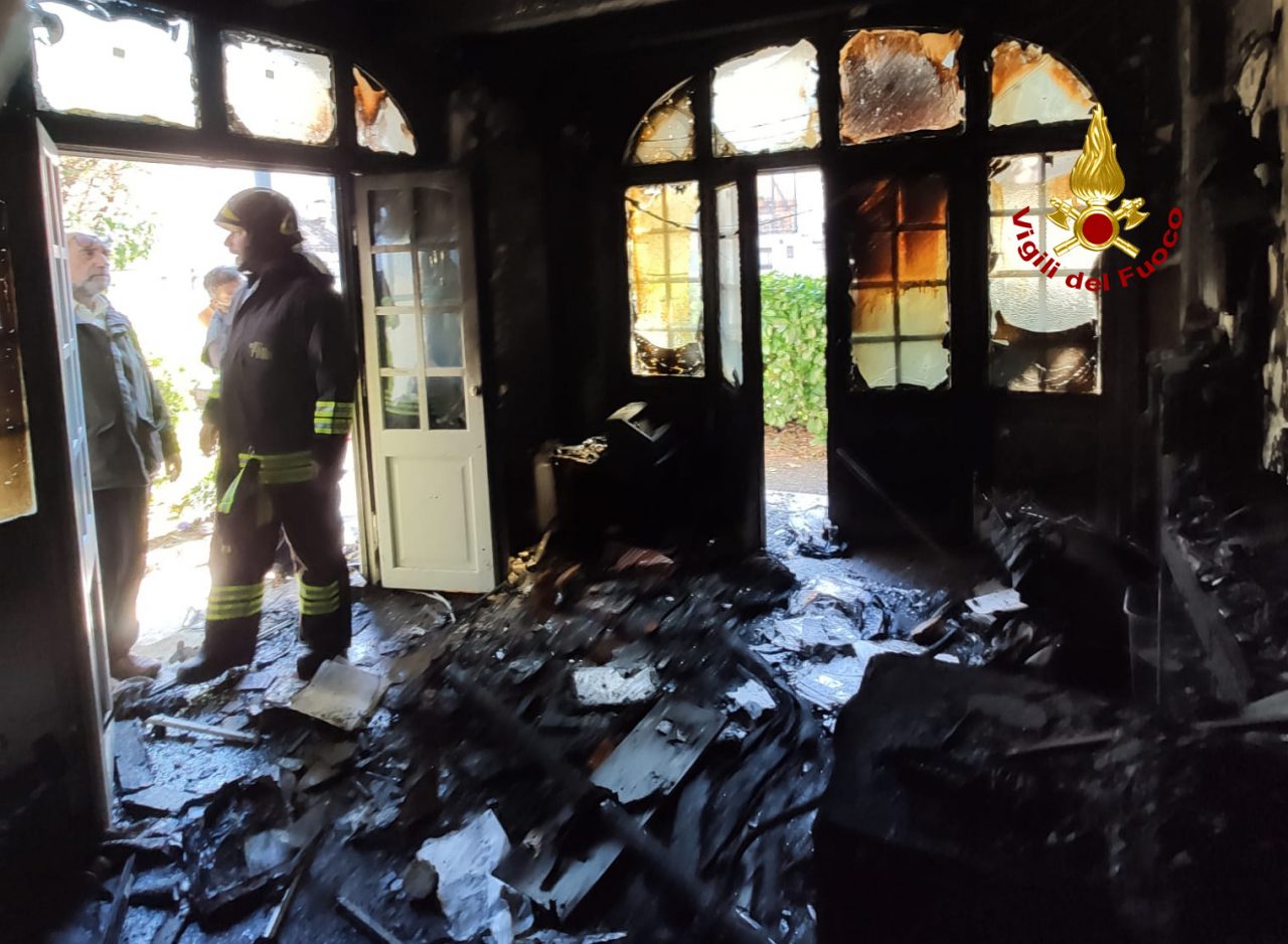 Incendio in Via Torre Belfredo: forse un corto circuito all’origine del rogo GALLERY
