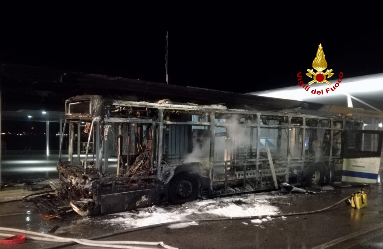 Incendio al Lido: in fiamme un autobus del trasporto urbano GALLERY