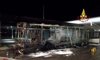 Incendio al Lido: in fiamme un autobus del trasporto urbano GALLERY