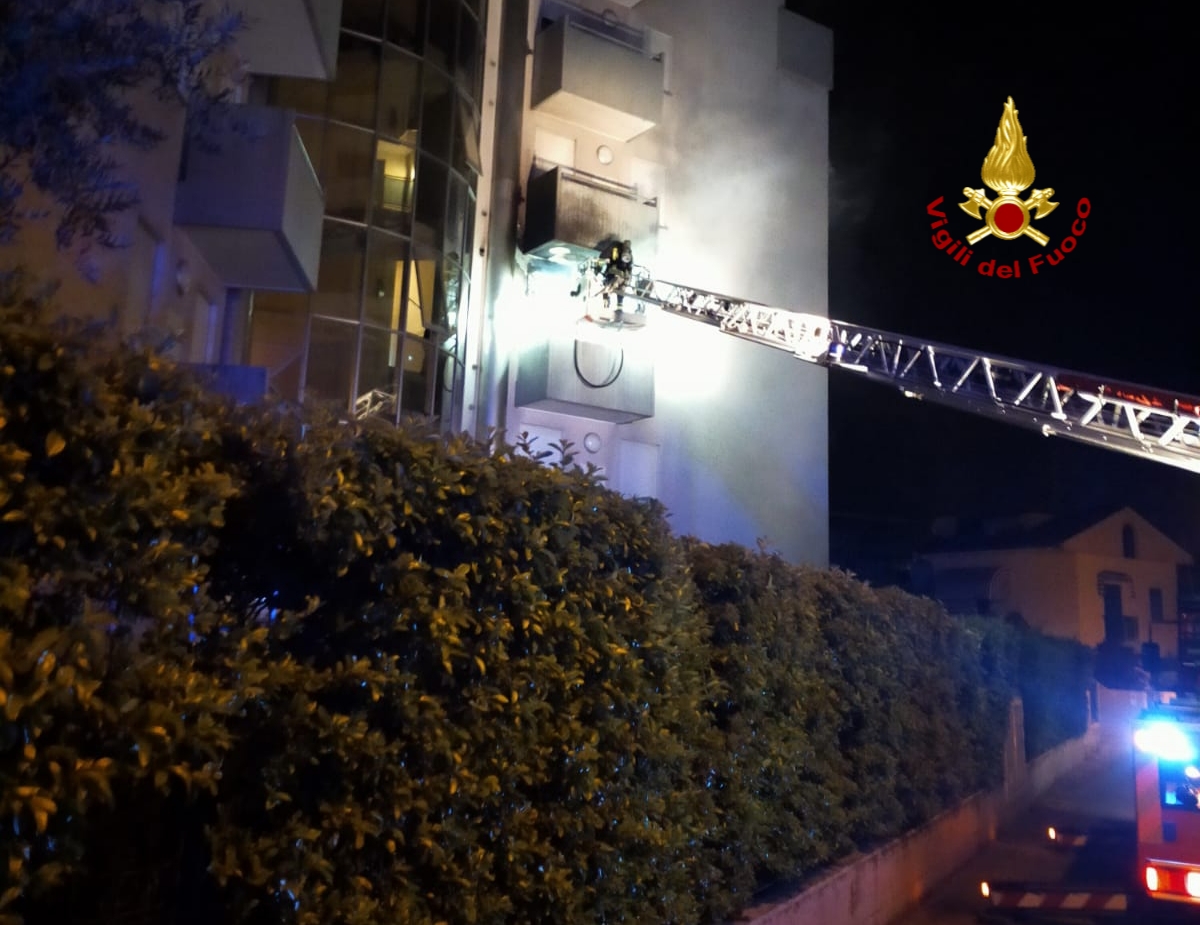 Incendio a Jesolo: un morto e 20 persone evacuate