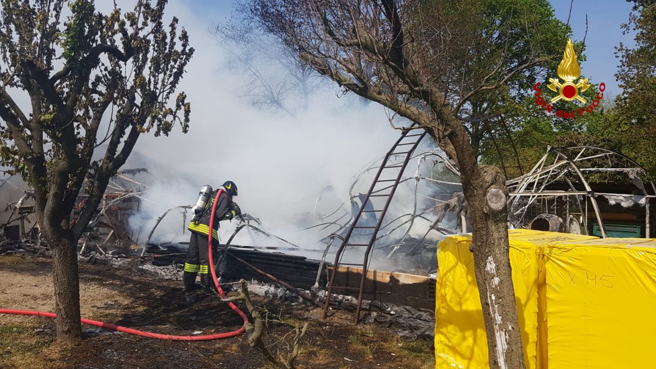 Incendio a San Donà: va in fiamme una serra GALLERY