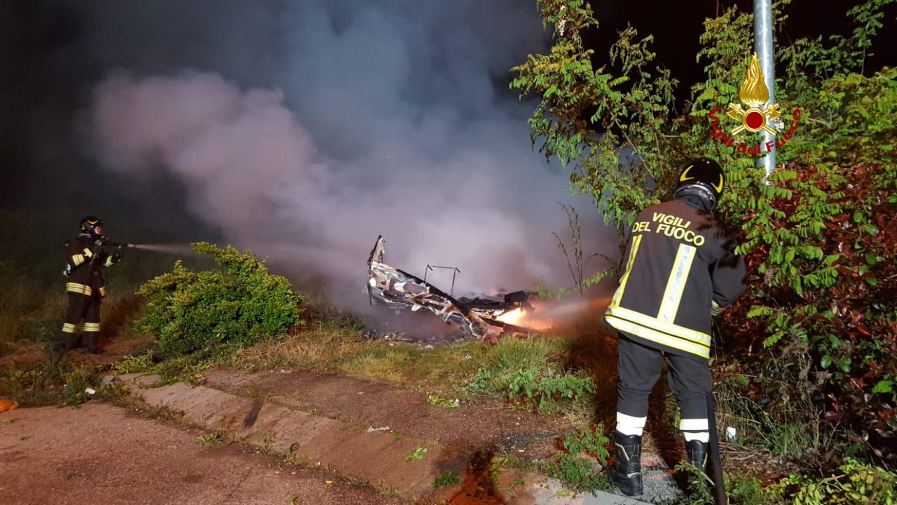 Incendio a Mestre: in fiamme una roulotte in Via Vellenari