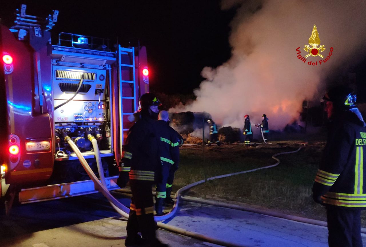 Incendio a Santa Maria di Sala: in fiamme un deposito di fieno GALLERY