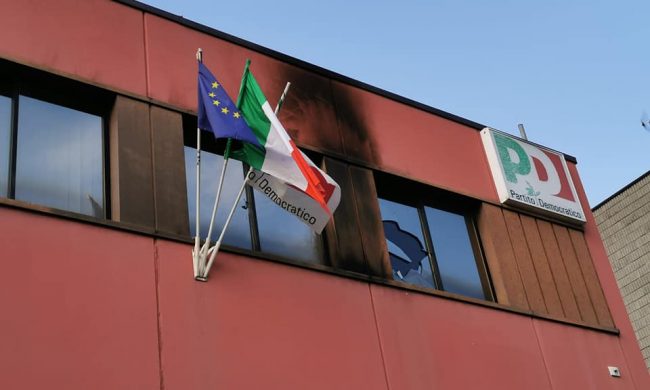 Molotov contro la sede del PD di Vicenza. Il gruppo di Venezia: “Basta squadrismo!”