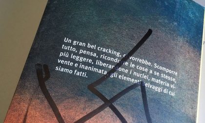 Simboli nazisti e pagine bruciate in un libro di Gianfranco Bettin trovato al Municipio di Marghera: ecco cosa è successo