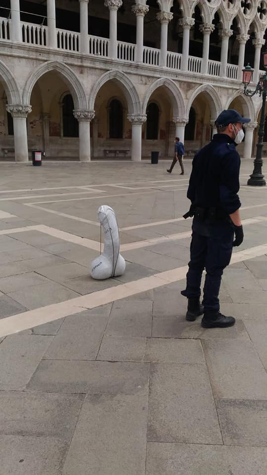 Piazza San Marco: la scultura a forma di fallo nel “salotto” di Venezia