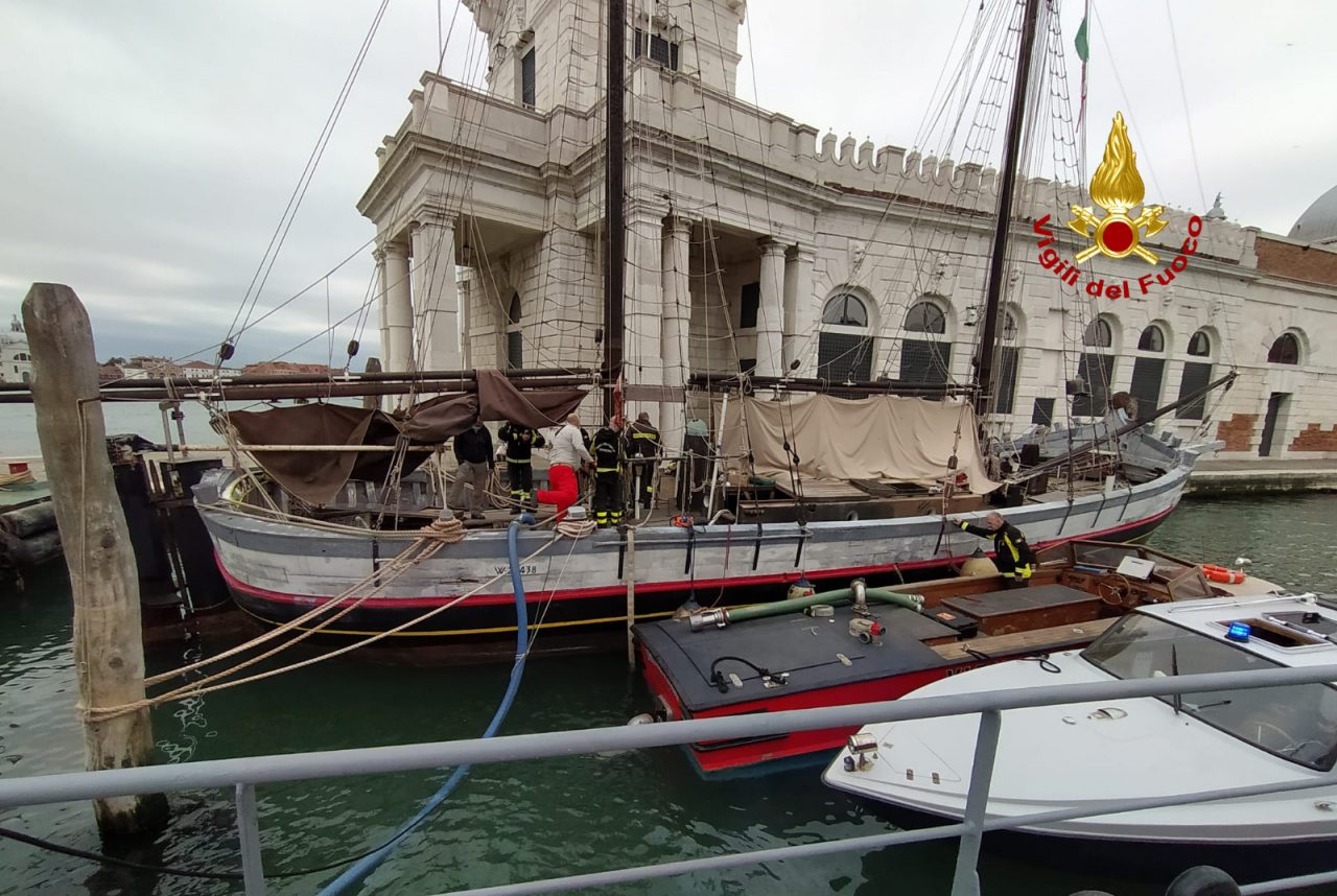 Intervento dei vigili del fuoco a Punta della Dogana: imbarcazione storica imbarca acqua GALLERY