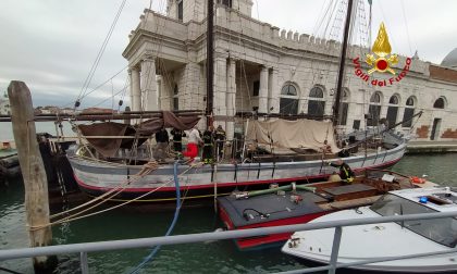 Intervento dei vigili del fuoco a Punta della Dogana: imbarcazione storica imbarca acqua GALLERY