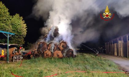 Incendio a Favaro Veneto: in fiamme un deposito di rotoballe