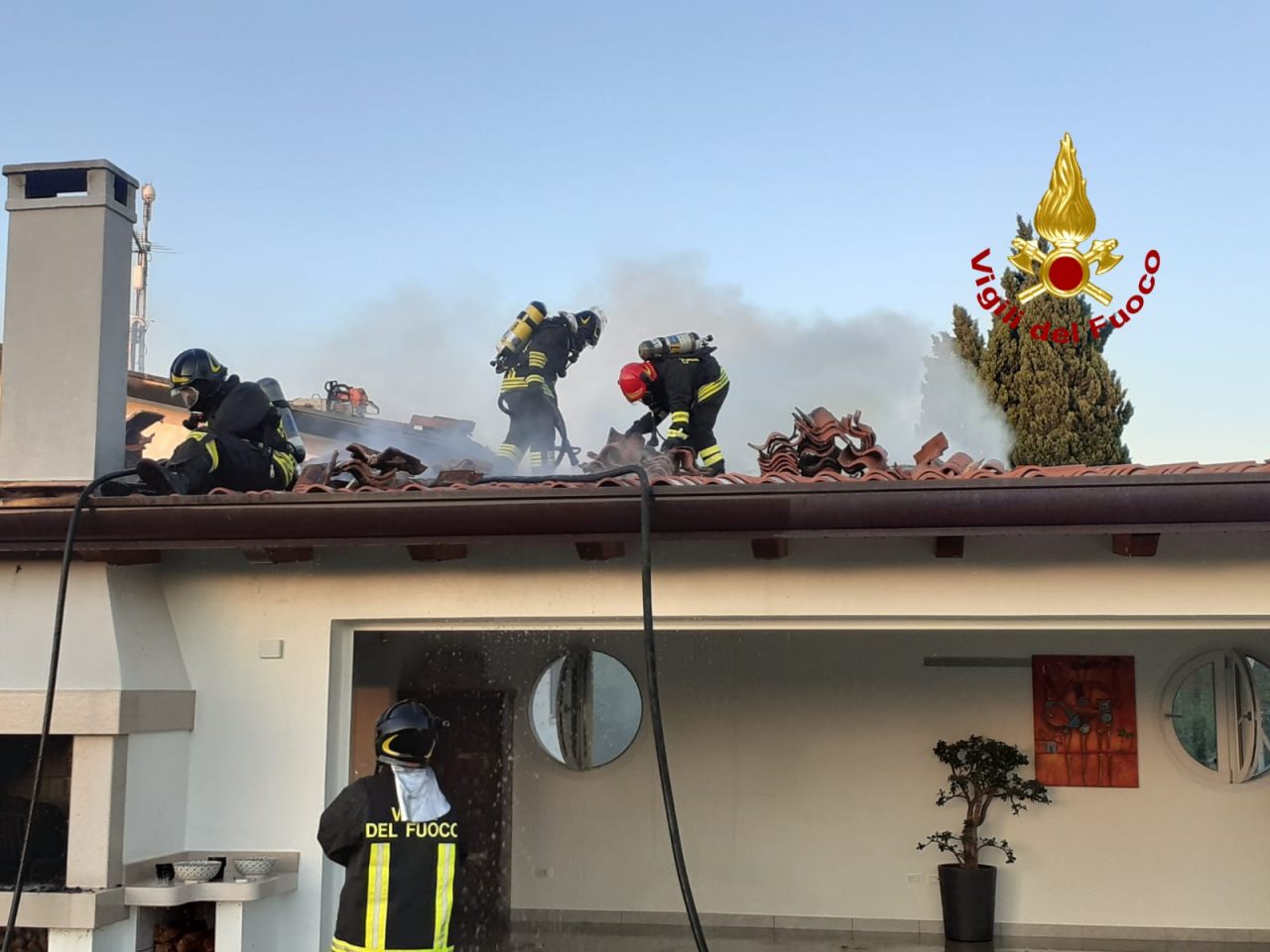 Incendio a Mirano: distrutto il tetto di un’abitazione in via Ca’ Rezzonico GALLERY