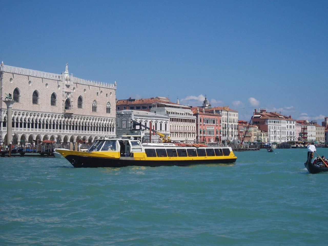 Venezia, gli armatori dei barconi turistici protestano: mancano i clienti stranieri