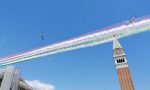 Le Frecce Tricolori sorvolano Venezia: un abbraccio virtuale in omaggio alle vittime del Covid