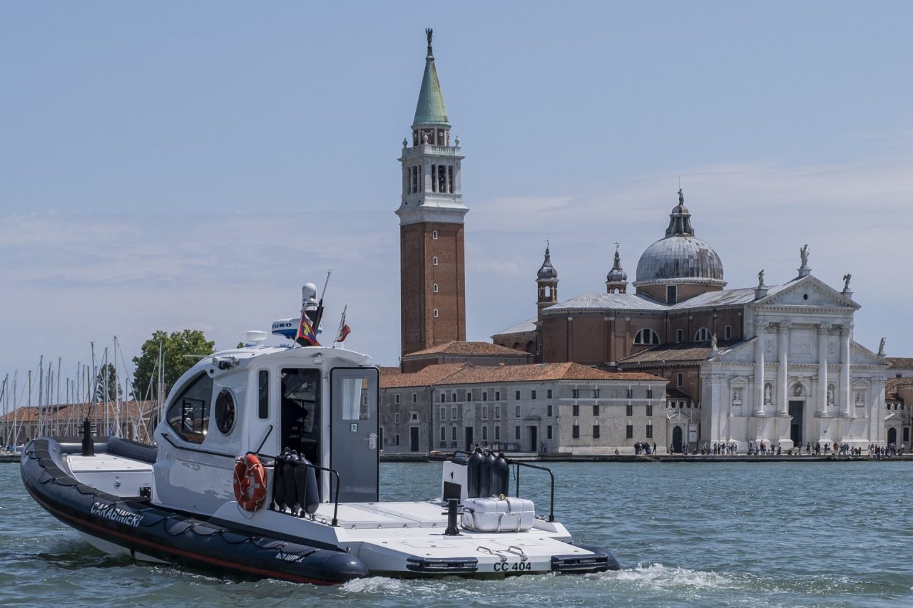 Simula il furto della barca e ne cambia il colore ma era stata sequestrata dai Carabinieri: denunciato
