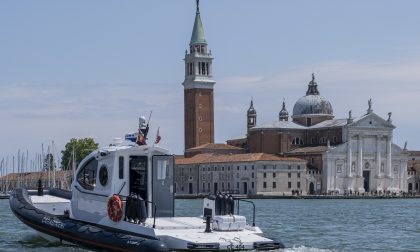 Simula il furto della barca e ne cambia il colore ma era stata sequestrata dai Carabinieri: denunciato