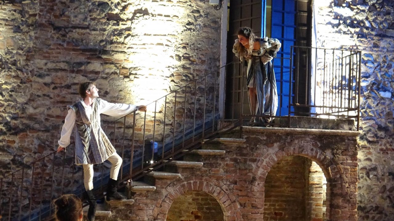 “Io sono teatro…tra la gente”: appuntamento lunedì con Romeo e Giulietta. Scopri i dettagli.