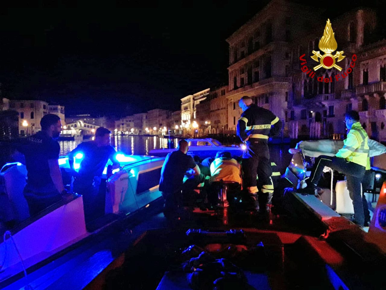 Intervento a Rialto: donna cade in Canale e viene soccorsa dai Vigili del Fuoco