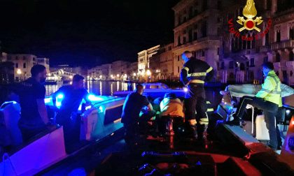 Intervento a Rialto: donna cade in Canale e viene soccorsa dai Vigili del Fuoco