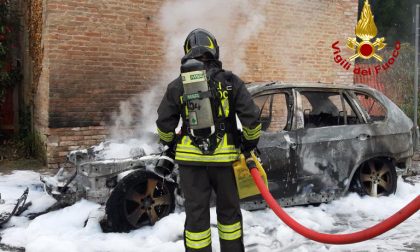Stra: auto in fiamme, intervengono i Vigili del Fuoco GALLERY