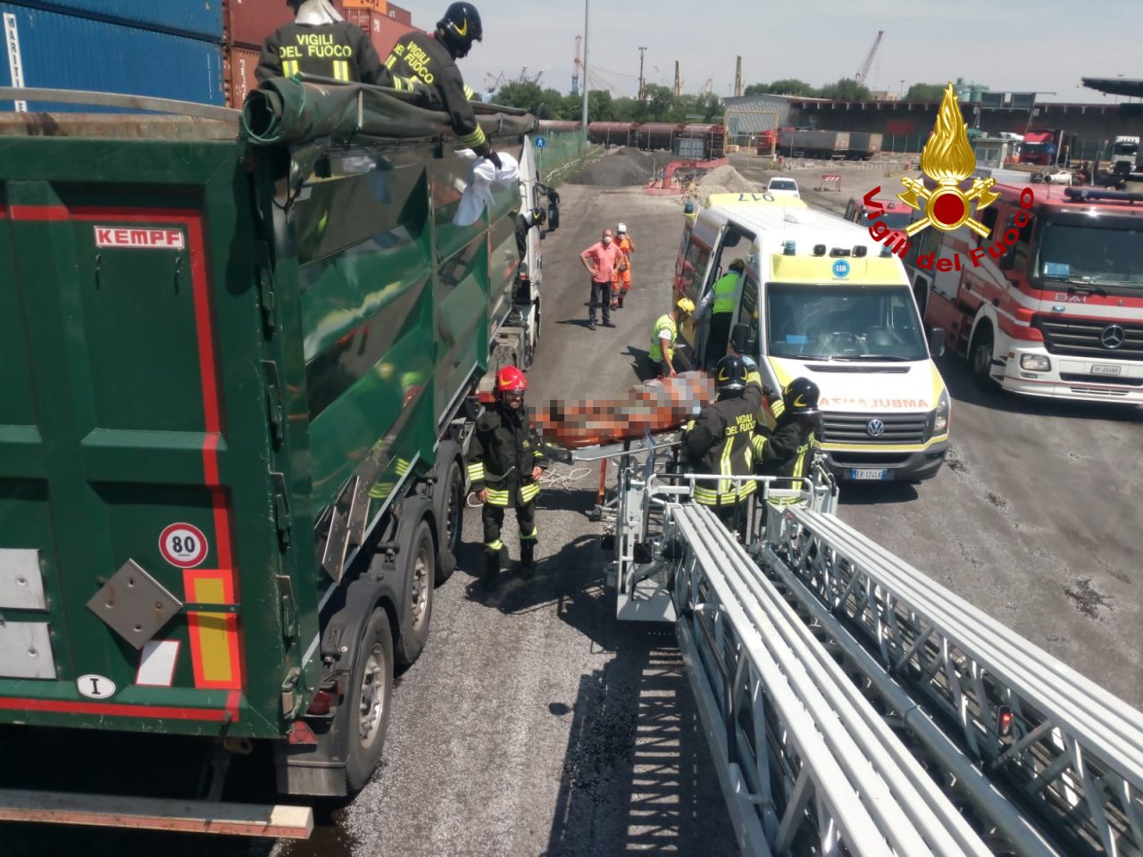 Marghera: operaio bloccato in un semirimorchio a causa di un malore. GALLERY