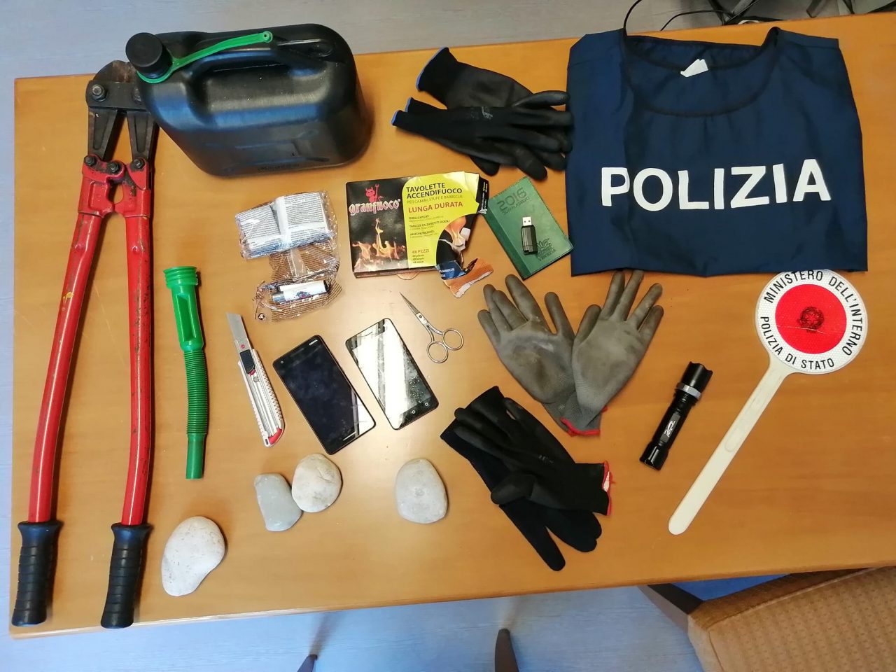 Marghera, ragazza minacciata e molestata per un anno e mezzo: due italiani arrestati per stalking