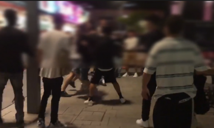 Rissa tra giovani in piazza a Jesolo, il sindaco: "Figuraccia social, Comune danneggiato"