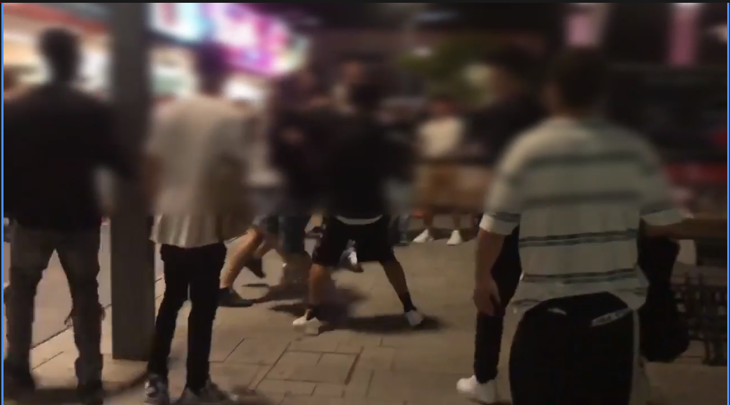 Rissa tra giovani in piazza a Jesolo, il sindaco: “Figuraccia social, Comune danneggiato”
