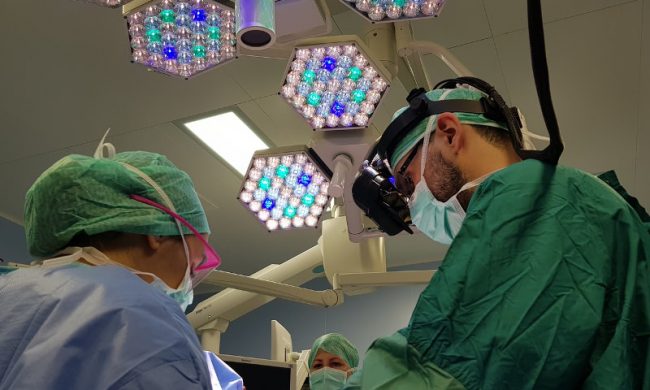 Perde la mano tagliando la legna ma recupera l’uso dell’arto in tempo record: la storia del 64enne veneziano