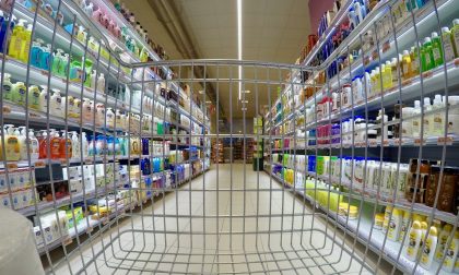 Mira, distanza nei supermercati: meno di un metro tra i clienti e le casse, cinque giorni di chiusura per il Conad