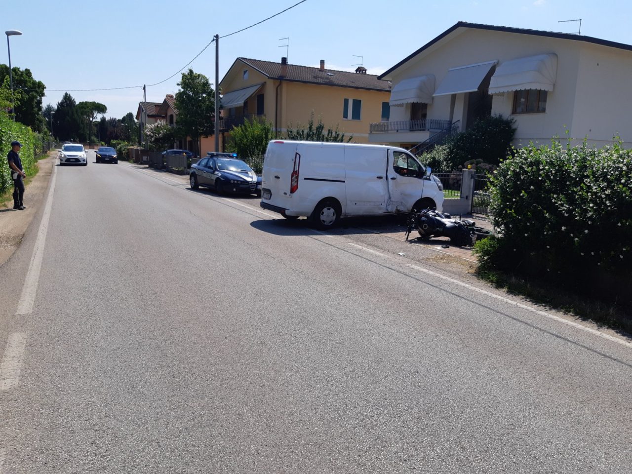 Tremendo scontro nel Vicentino tra moto e furgone guidato da un 45enne di Chioggia: centauro gravissimo