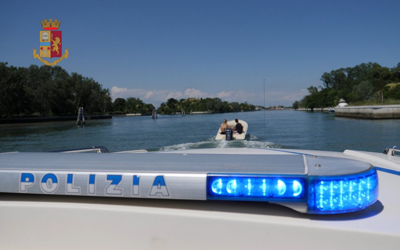 Rubano una barca e le cambiano colore per non farsi trovare: identificati 5 quindicenni mestrini