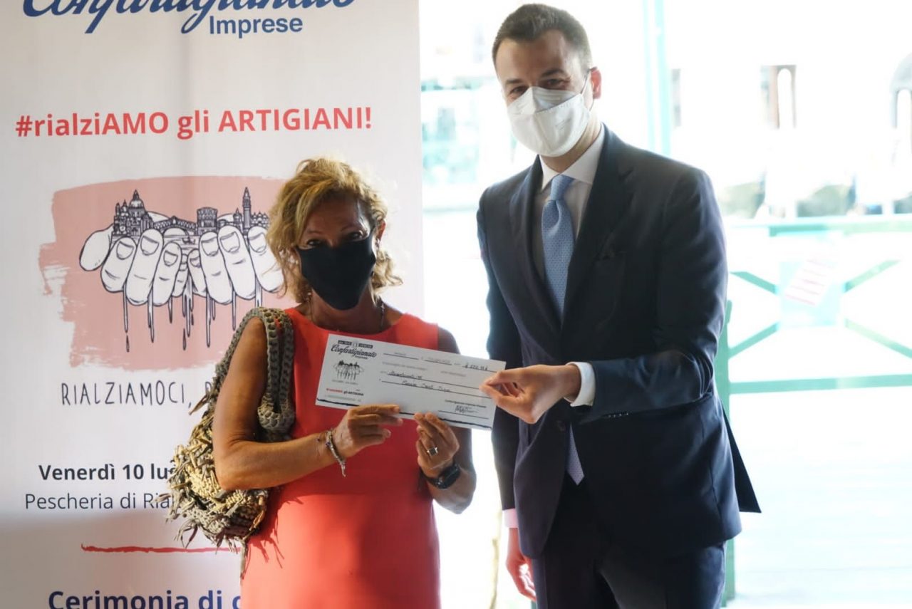 “Rialziamoci, rialzamola”: al mercato di Rialto consegnati gli assegni in aiuto agli artigiani danneggiati dall’acqua alta