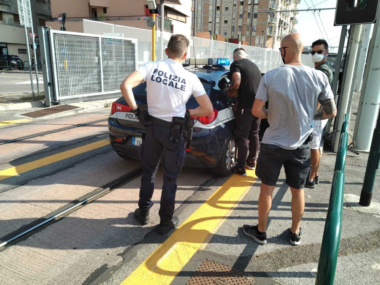 Nascondeva la droga nel casco: arrestato un 29enne nel parco di Villa Tivan