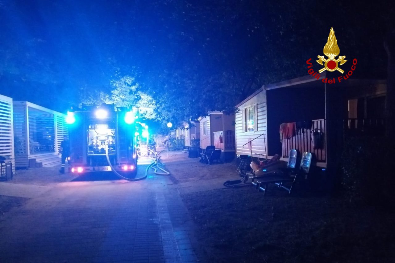 Caorle: in fiamme sei casette mobili e un’auto all’interno di un camping. GALLERY