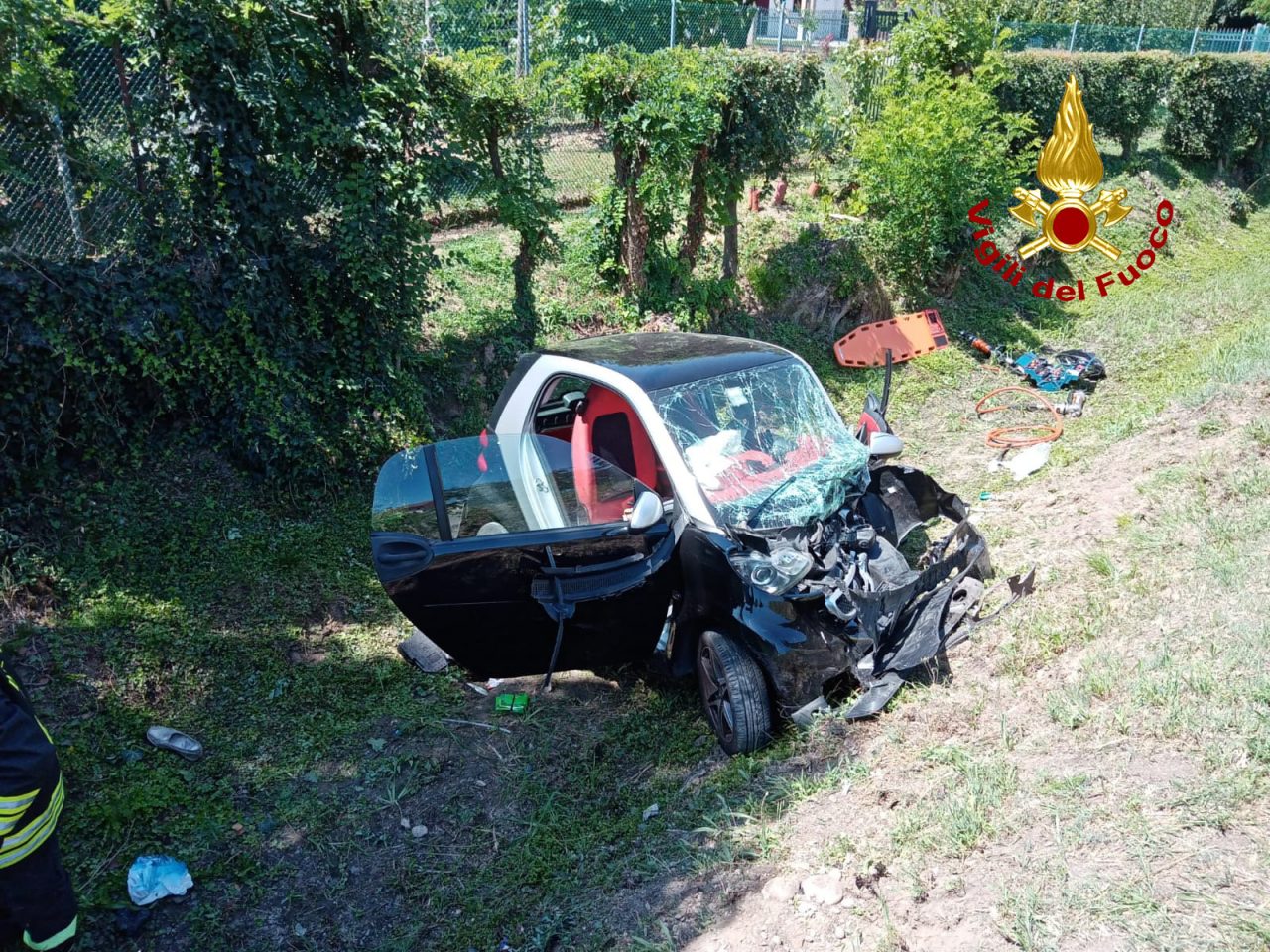 Salzano: auto finisce nel canale di scolo. Due donne ferite. GALLERY