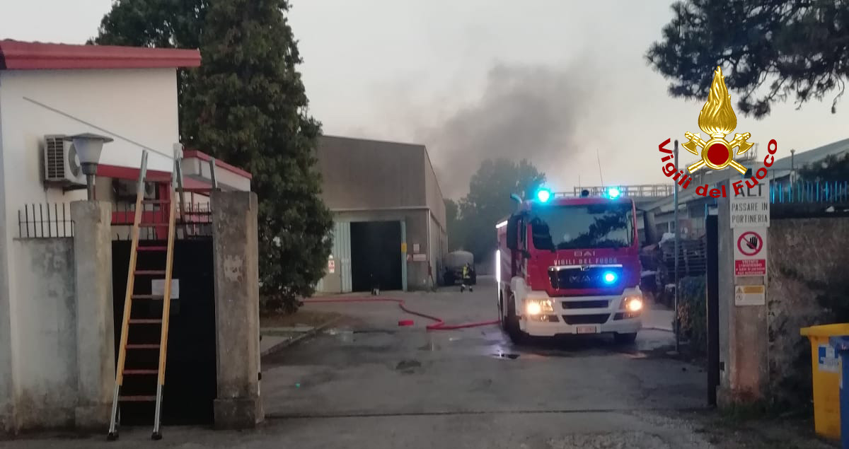 Mestre, via Borgo Pezzana: principio di incendio in un’azienda di prodotti chimici